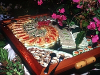 Bora Bora, künstlerische Präsentierung der wohlschmeckenden Speisen im Hotel "Moana Beach" : Blüten, Malerische buffet